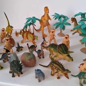 Lot of 33 Plastic Dinosaurs & Scenery Figures Toys Assorted Brands 80's 90's
